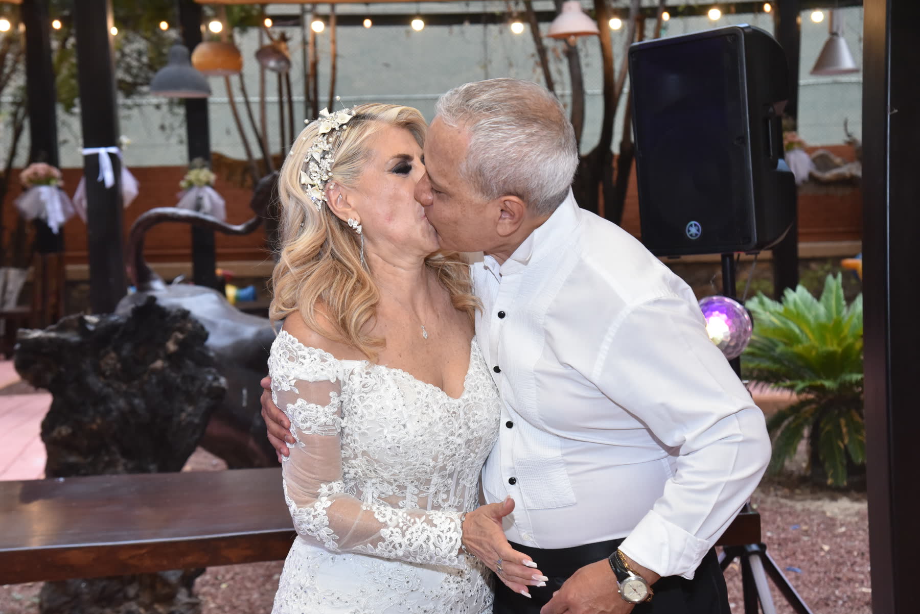 Leonor y Gerardo bes&aacute;ndose durante la boda